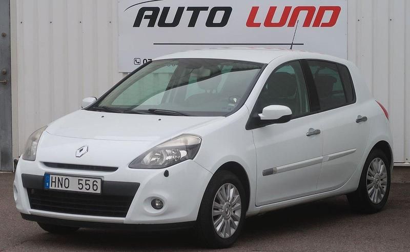 Vit Begagnad 2010 Renault Clio II Halvkombi | 32 000 kr (Marknadspris) - Bild 1/4