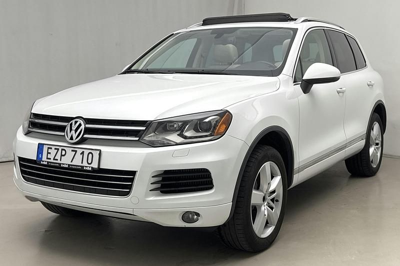 Vit Begagnad 2014 VW Touareg SUV | 178 250 kr (Marknadspris) - Bild 1/4