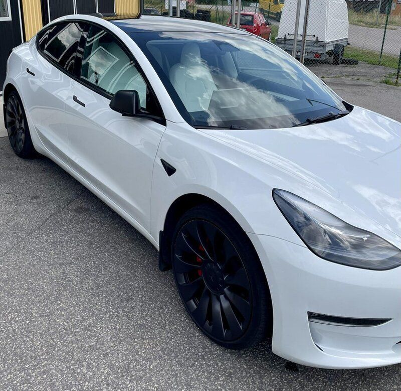Vit Begagnad 2023 Tesla Model 3 Performance Sedan | 390 000 kr (Lite dyr) - Bild 1/4