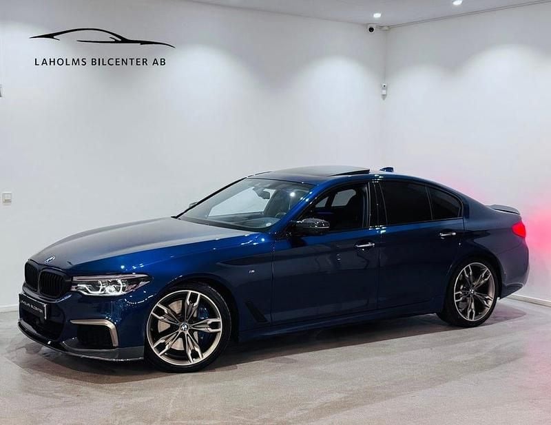 Blå Begagnad 2018 BMW M550 Sedan | 519 900 kr (Marknadspris) - Bild 1/4