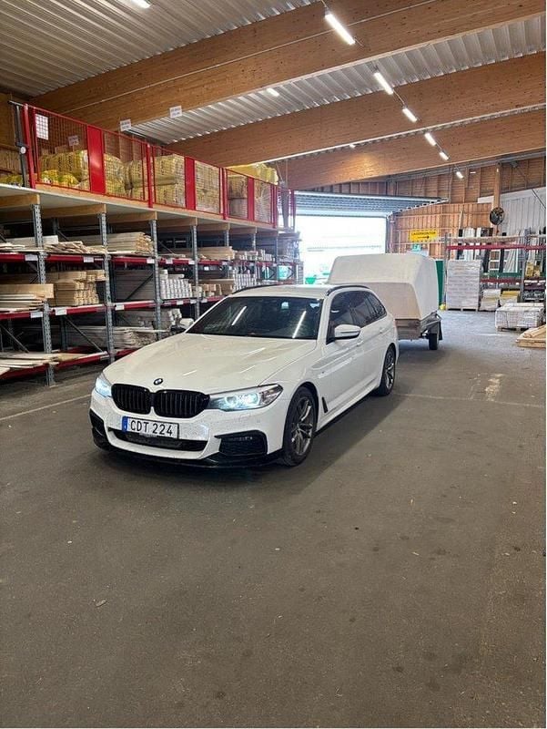 Vit Begagnad 2019 BMW 520 M Sport Kombi | 249 999 kr (Bra pris) - Bild 1/3