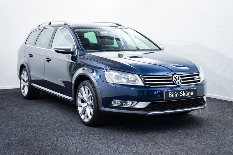 Mörkblå (blå) Begagnad 2012 VW Passat Alltrack Kombi | 129 900 kr (Marknadspris) - Bild 1/4