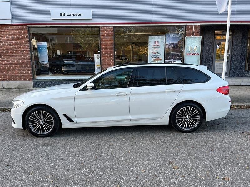 Vit Begagnad 2018 BMW 530 Sport Line Kombi | 294 000 kr (Superpris) - Bild 1/4