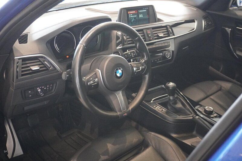 Begagnad BMW 118 M Sport 136 HK (100 kW) 2018 Estoril blue metallic Halvkombi