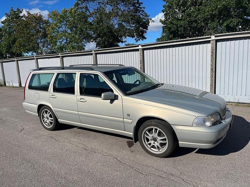 Grå Begagnad 2000 Volvo V70 Kombi | 40 000 kr (Lite dyr) - Bild 1/2
