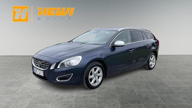 Blå Begagnad 2011 Volvo V60 Summum Kombi | 99 800 kr (Marknadspris) - Bild 1/4
