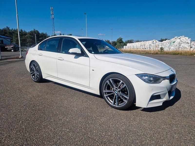 Vit Begagnad 2014 BMW 320 M Sport Sedan | 149 900 kr (Marknadspris) - Bild 1/4