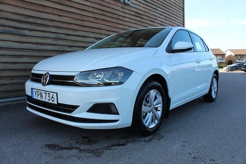 Vit Begagnad 2018 VW Polo Halvkombi | 129 900 kr (Marknadspris) - Bild 1/4