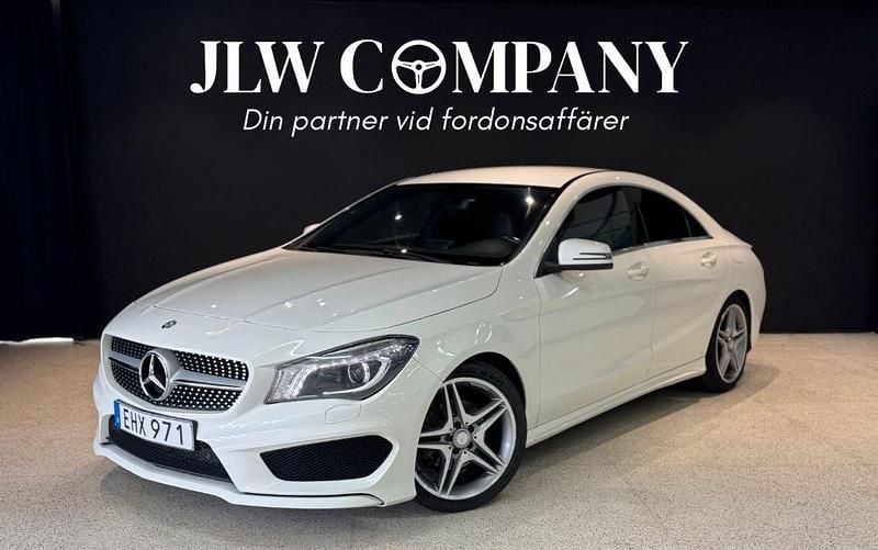 Vit Begagnad 2013 Mercedes CLA180 AMG Sedan | 164 900 kr (Dyr) - Bild 1/4