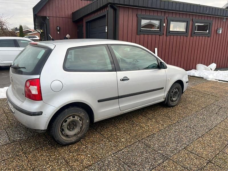 Begagnad VW Polo 75 HK (55 kW) 2004 Halvkombi