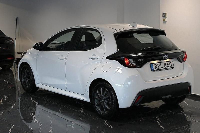 Begagnad Toyota Yaris Hybrid Active 116 HK (85 kW) 2022 Vit Halvkombi