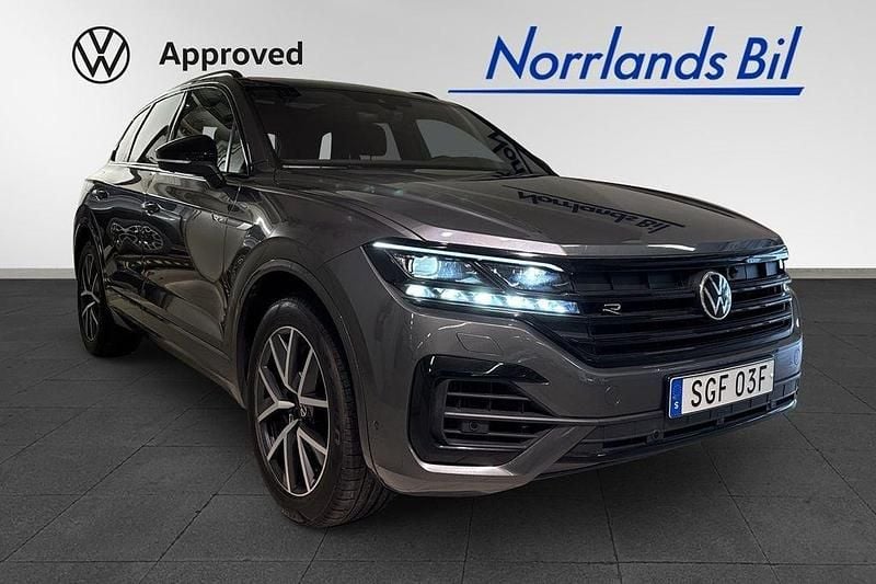 Grå (silizium grey metallic) Begagnad 2023 VW Touareg R SUV | 789 000 kr (Dyr) - Bild 1/4