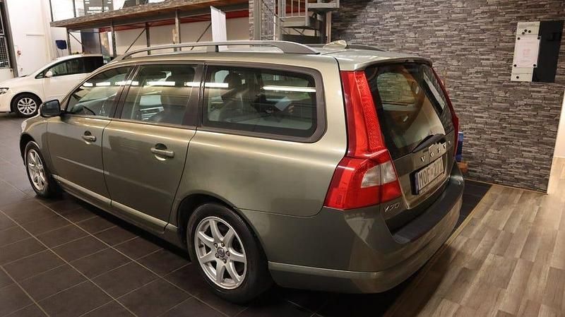Begagnad Volvo V70 Momentum 200 HK (147 kW) 2009 Grön Kombi