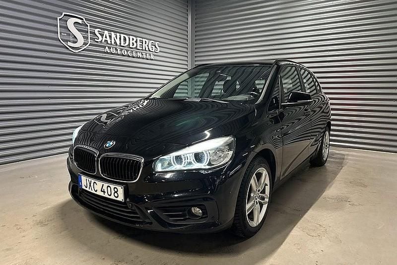 Svart Begagnad 2015 BMW 218 Active Tourer Advantage Minibuss | 97 500 kr (Marknadspris) - Bild 1/4
