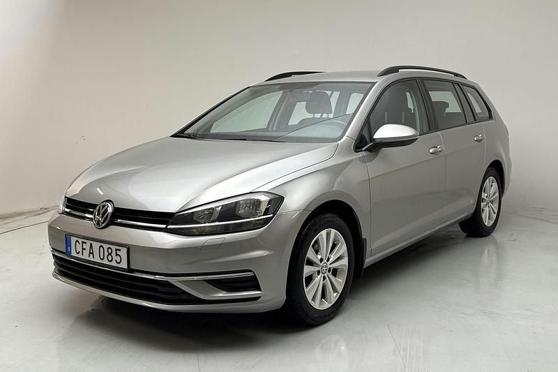 Silver Begagnad 2018 VW Golf VII Comfortline | 139 000 kr (Marknadspris) - Bild 1/4