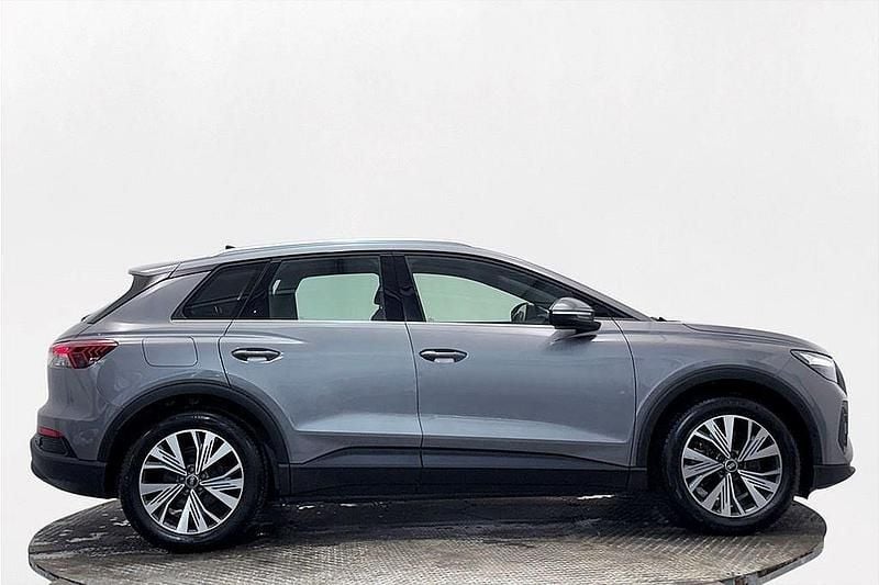 Grå Begagnad 2022 Audi Q4 e-tron Business SUV | 324 900 kr (Marknadspris) - Bild 1/3