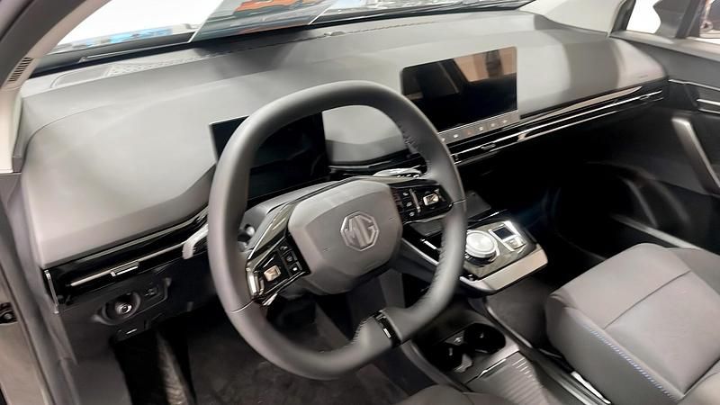 Begagnad MG MG4 EV 125 kW (170 HK) 2024 Svart Halvkombi