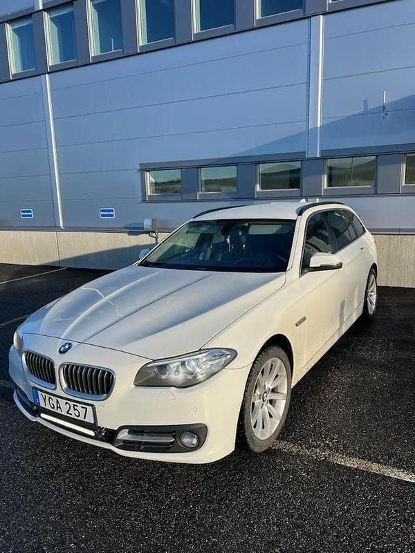 Vit Begagnad 2017 BMW 520 M Sport Kombi | 155 000 kr (Superpris) - Bild 1/4