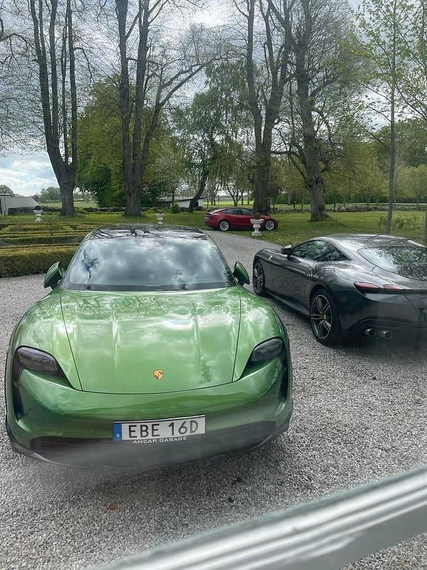 Begagnad Porsche Taycan Cross Turismo 360 kW (490 HK) 2021 Mambagrön