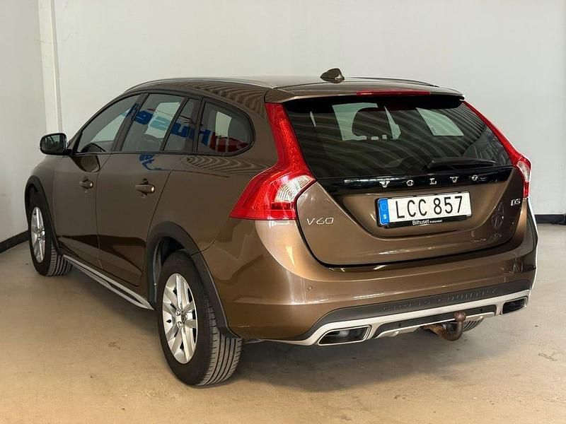Begagnad Volvo V60 CC Momentum 150 HK (110 kW) 2015 Brun Kombi