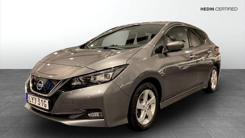 Grå Begagnad 2022 Nissan Leaf N-Connecta Halvkombi | 184 900 kr (Marknadspris) - Bild 1/4