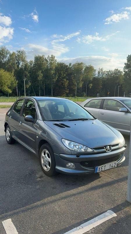 Grå Begagnad 2006 Peugeot 206 Halvkombi | 16 999 kr (Bra pris) - Bild 1/4