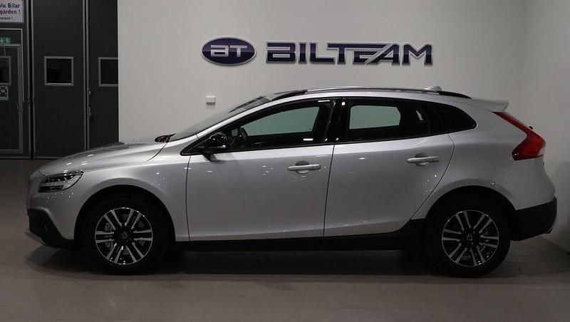 Begagnad Volvo V40 CC Momentum 152 HK (111 kW) 2018 Silver metallic Kombi