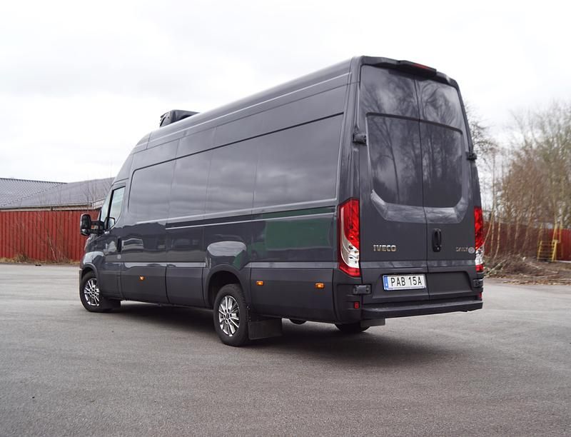 Begagnad Iveco Daily 179 HK (131 kW) 2022 Mörkgrå (grå) Van