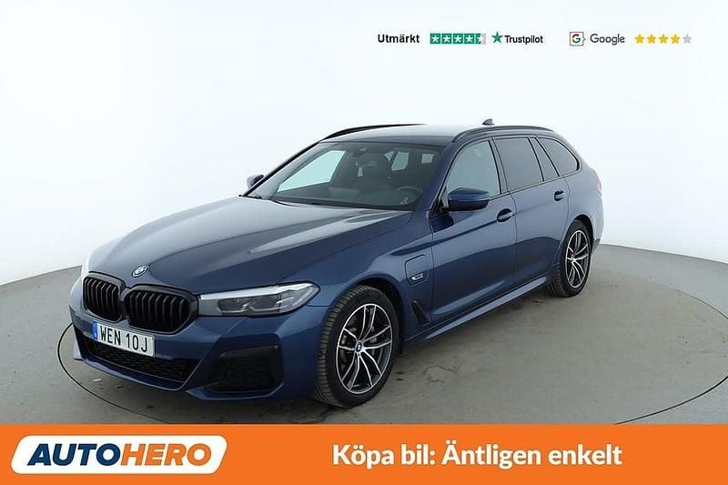 Blå Begagnad 2022 BMW 530e M Sport Kombi | 408 000 kr (Marknadspris) - Bild 1/4