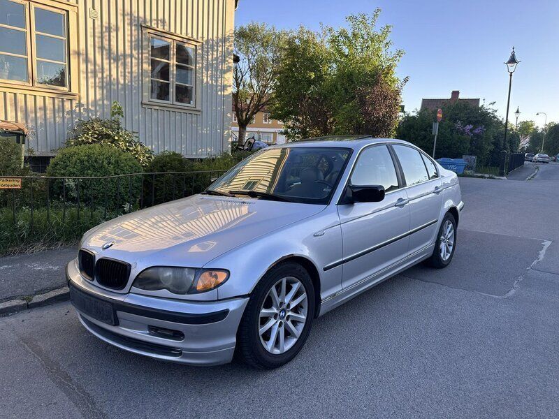 Silver Begagnad 2002 BMW 325 Sedan | 29 500 kr - Bild 1/4