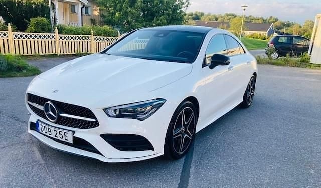 Vit Begagnad 2020 Mercedes CLA220 AMG Sedan | 309 000 kr (Bra pris) - Bild 1/4