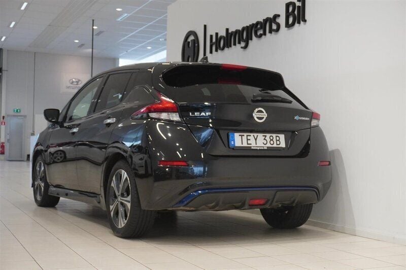 Begagnad Nissan Leaf N-Connecta 160 kW (218 HK) 2021 Svart Halvkombi