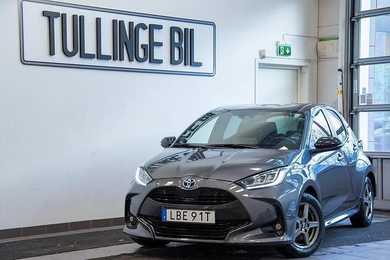 Mörkgrå Begagnad 2022 Toyota Yaris Hybrid Style Halvkombi | 219 800 kr (Bra pris) - Bild 1/4
