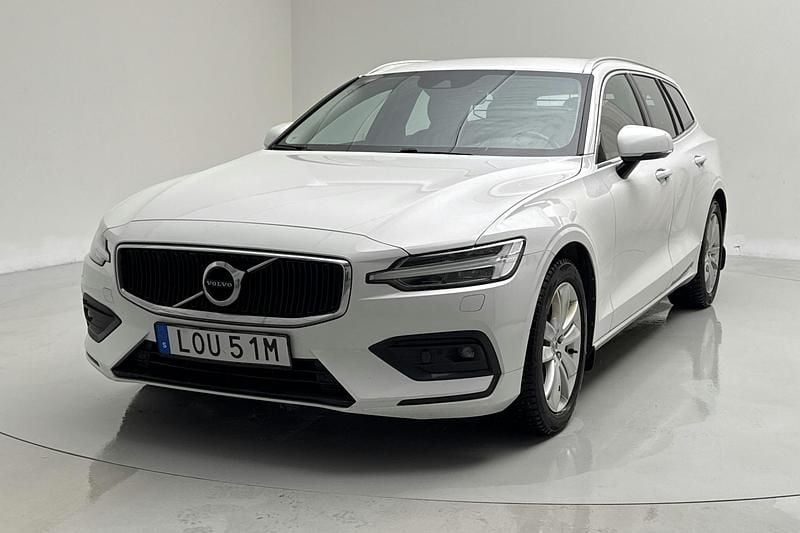 Begagnad Volvo V60 Momentum 197 HK (144 kW) 2021 Vit Kombi
