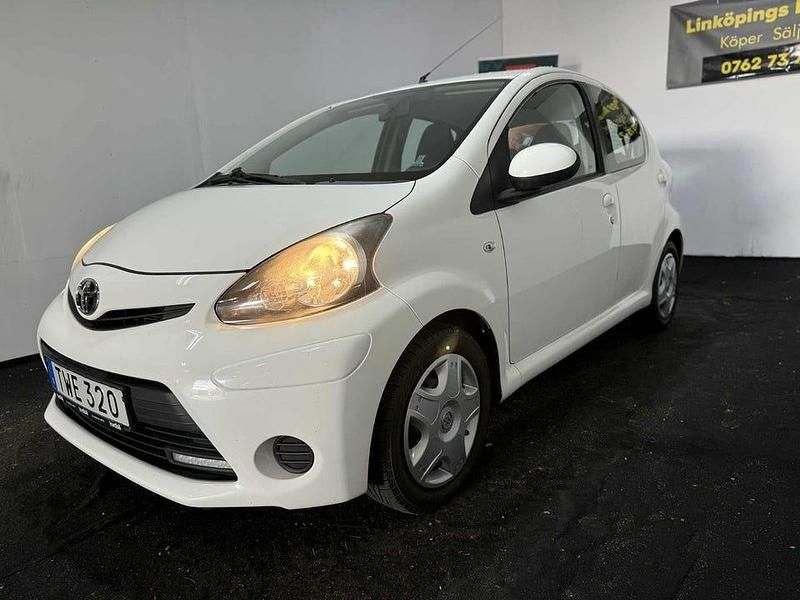 Vit Begagnad 2014 Toyota Aygo Halvkombi | 49 000 kr (Marknadspris) - Bild 1/4