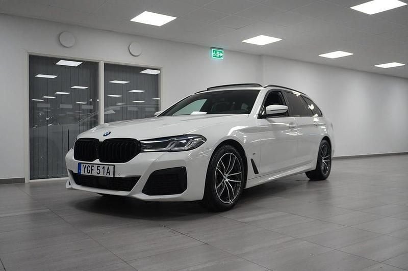 Vit Begagnad 2021 BMW 520 M Sport Kombi | 369 800 kr (Dyr) - Bild 1/4
