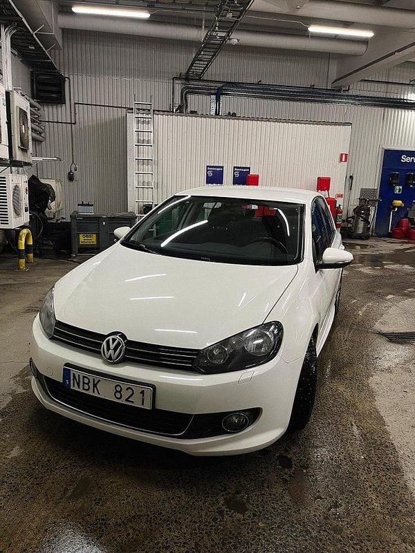 Vit Begagnad 2013 VW Golf VII Halvkombi | 68 000 kr - Bild 1/4