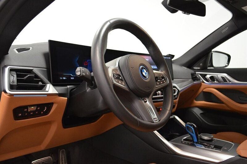 Begagnad BMW i4 Shadowline 400 kW (544 HK) 2023 Blå/lila Sedan