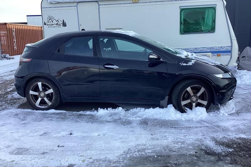 Begagnad Honda Civic 100 HK (73 kW) 2011 Svart