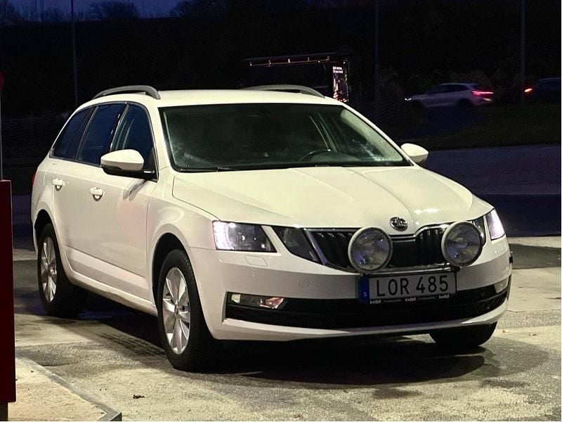 Vit Begagnad 2018 Skoda Octavia Ambition Kombi | 132 000 kr (Superpris) - Bild 1/4