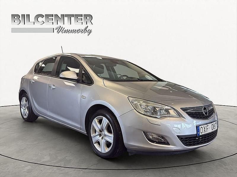 Grå Begagnad 2010 Opel Astra Enjoy Halvkombi | 49 900 kr (Marknadspris) - Bild 1/4