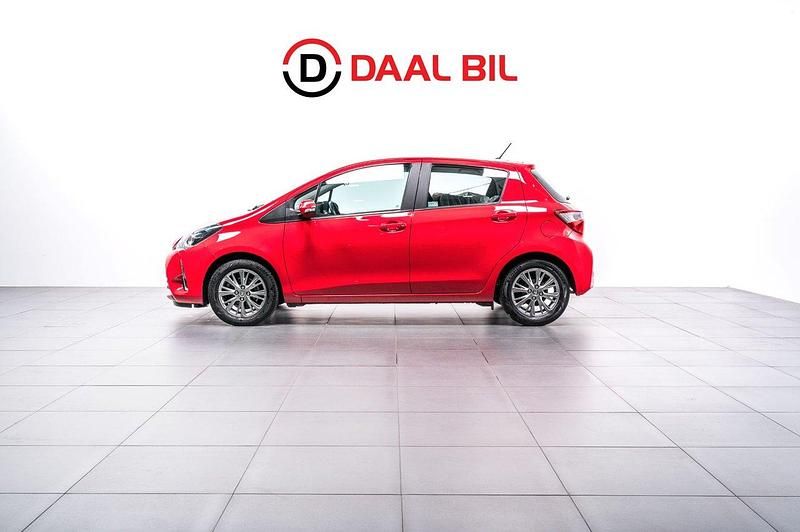 Röd Begagnad 2018 Toyota Yaris Multidrive S Halvkombi | 154 700 kr (Marknadspris) - Bild 1/4