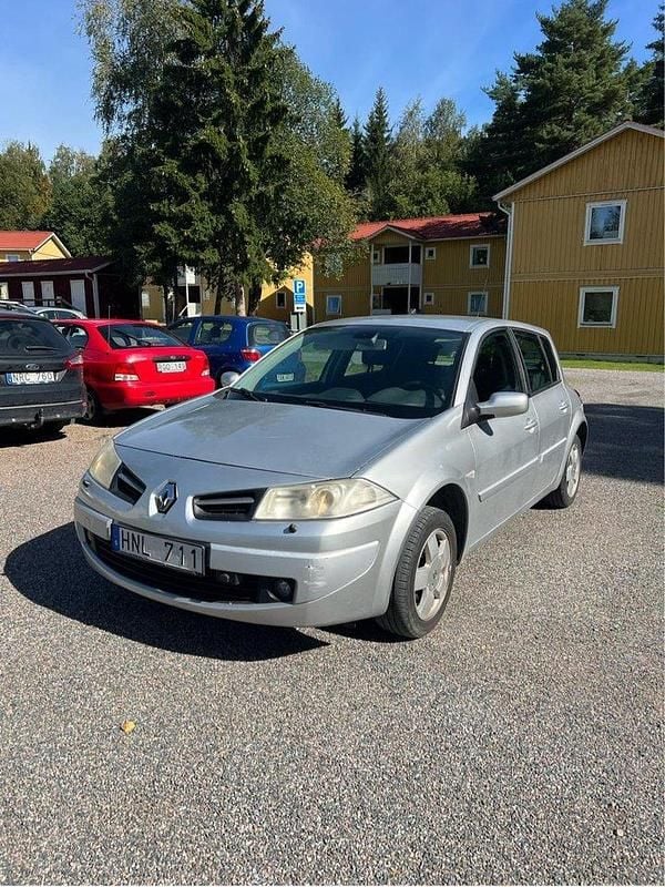 Silver Begagnad 2008 Renault Mégane III Halvkombi | 14 000 kr (Superpris) - Bild 1/4