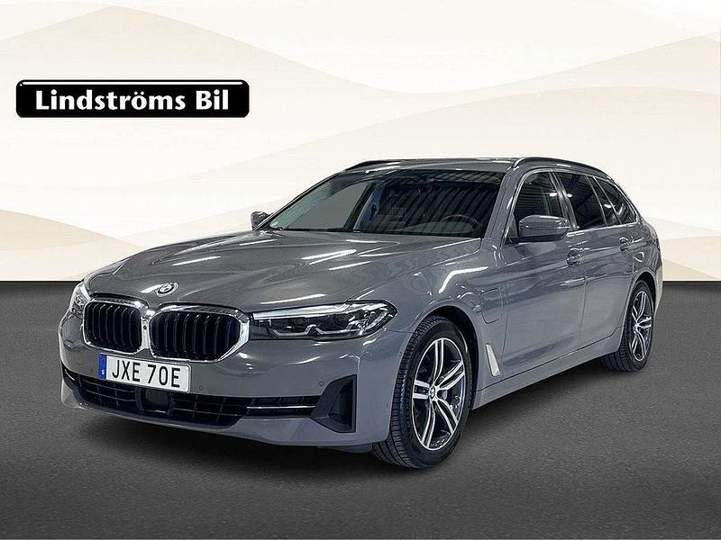 Grå Begagnad 2021 BMW 530e Kombi | 344 900 kr (Marknadspris) - Bild 1/3