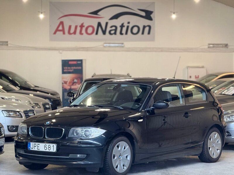 Svart Begagnad 2009 BMW 120 Advantage Halvkombi | 59 900 kr (Marknadspris) - Bild 1/4