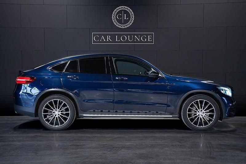 Mörkblå (cavansitblå metallic) Begagnad 2016 Mercedes GLC220 Sportkupé | 299 000 kr (Marknadspris) - Bild 1/4