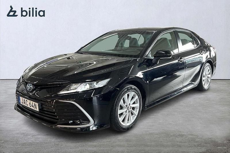 Svart Begagnad 2022 Toyota Camry Hybrid Active Sedan | 319 900 kr (Marknadspris) - Bild 1/4