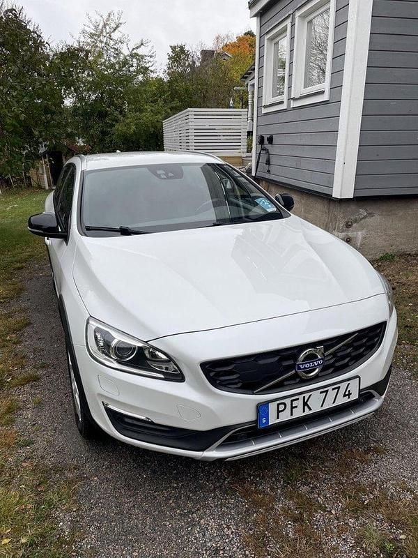 Vit Begagnad 2017 Volvo V60 CC Summum Kombi | 229 000 kr (Bra pris) - Bild 1/4