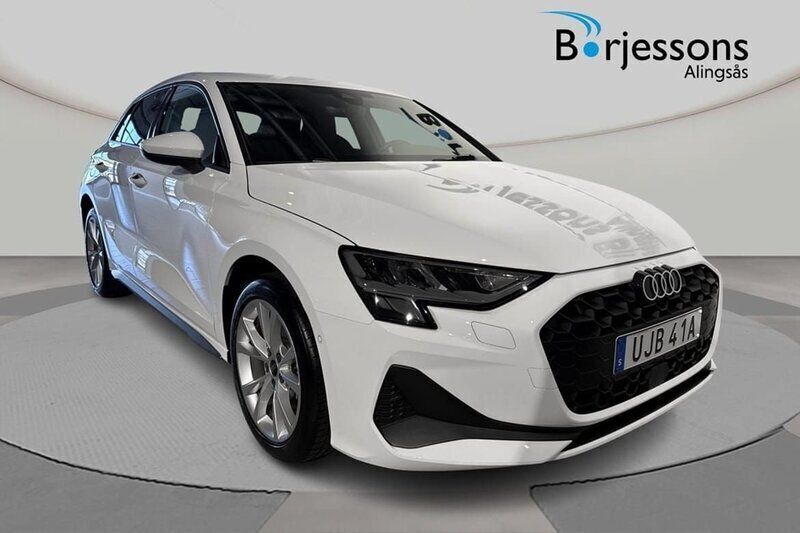 Vit Ny 2025 Audi A3 Sportback e-tron Premium Sedan | 469 000 kr (Bra pris) - Bild 1/4