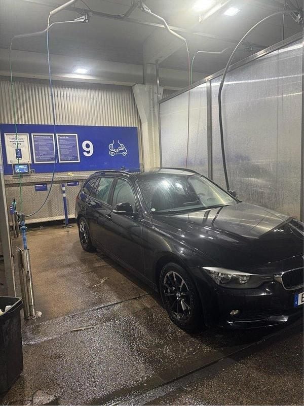 Svart Begagnad 2014 BMW 318 Kombi | 118 500 kr (Marknadspris) - Bild 1/4